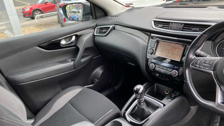 Nissan Qashqai 1.3 DiG-T Acenta Premium 5dr Petrol Hatchback